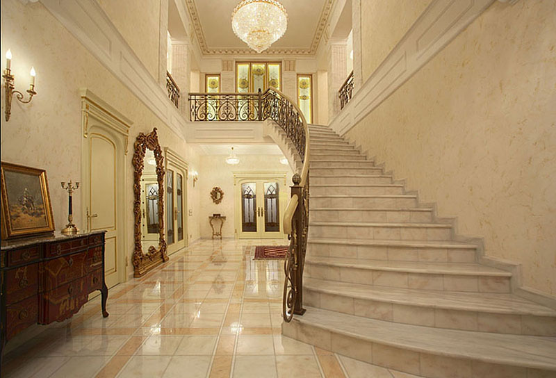 холл и лестница выполнены в стиле барокко